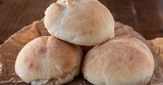Wyrośnięte bułeczki na kwaśnej śmietanie. Smakują o niebo lepiej niż z piekarni