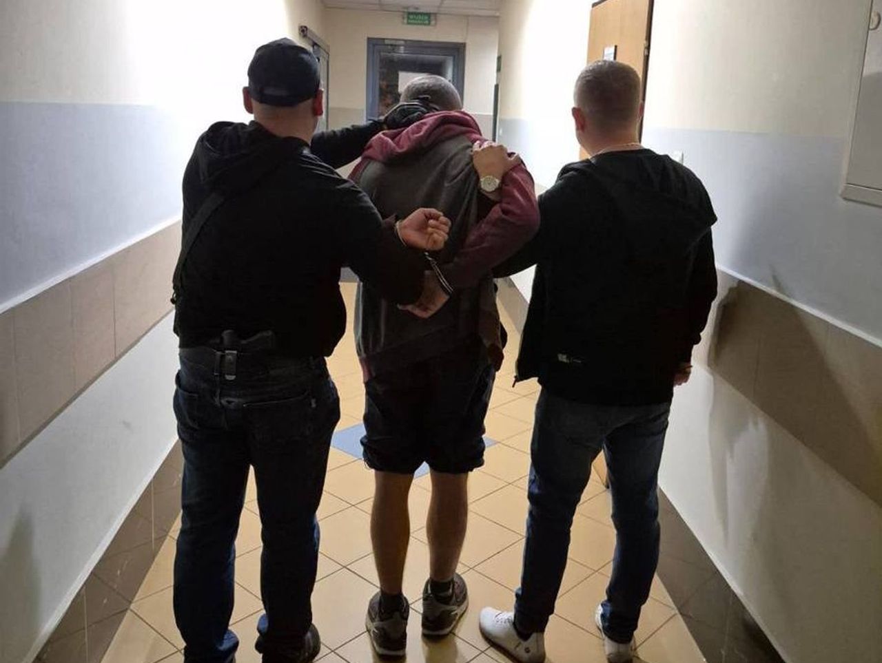 Warszawa: Pobił przechodnia na przystanku i go okradł. Poszkodowany trafił do szpitala, a sprawca do aresztu