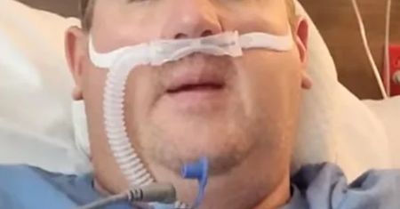 Mówił: "COVID to nie problem". Teraz prawie płacząc apeluje ze szpitala
