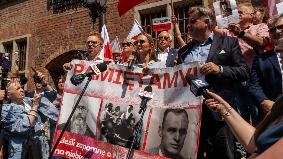 Protest przed Ratuszem Głównego Miasta z powodu wystawy &#34;Nasi chłopcy&#34; 