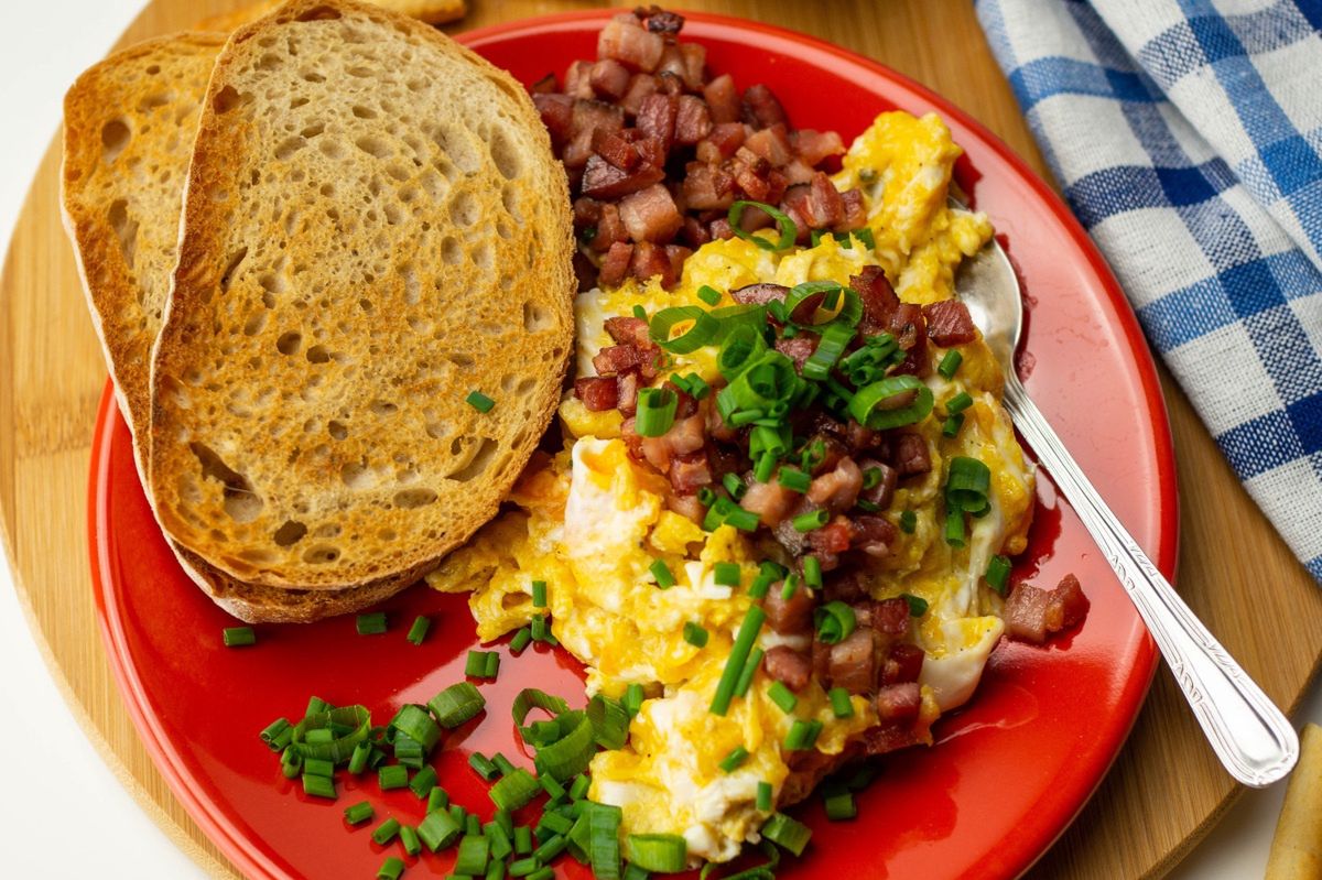 Czy można jeść zimną jajecznicę? Wielu nie ma świadomości dwóch kwestii