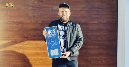 W 2013 r. pracował na poczcie. Dziś trudno uwierzyć, jaką robi karierę