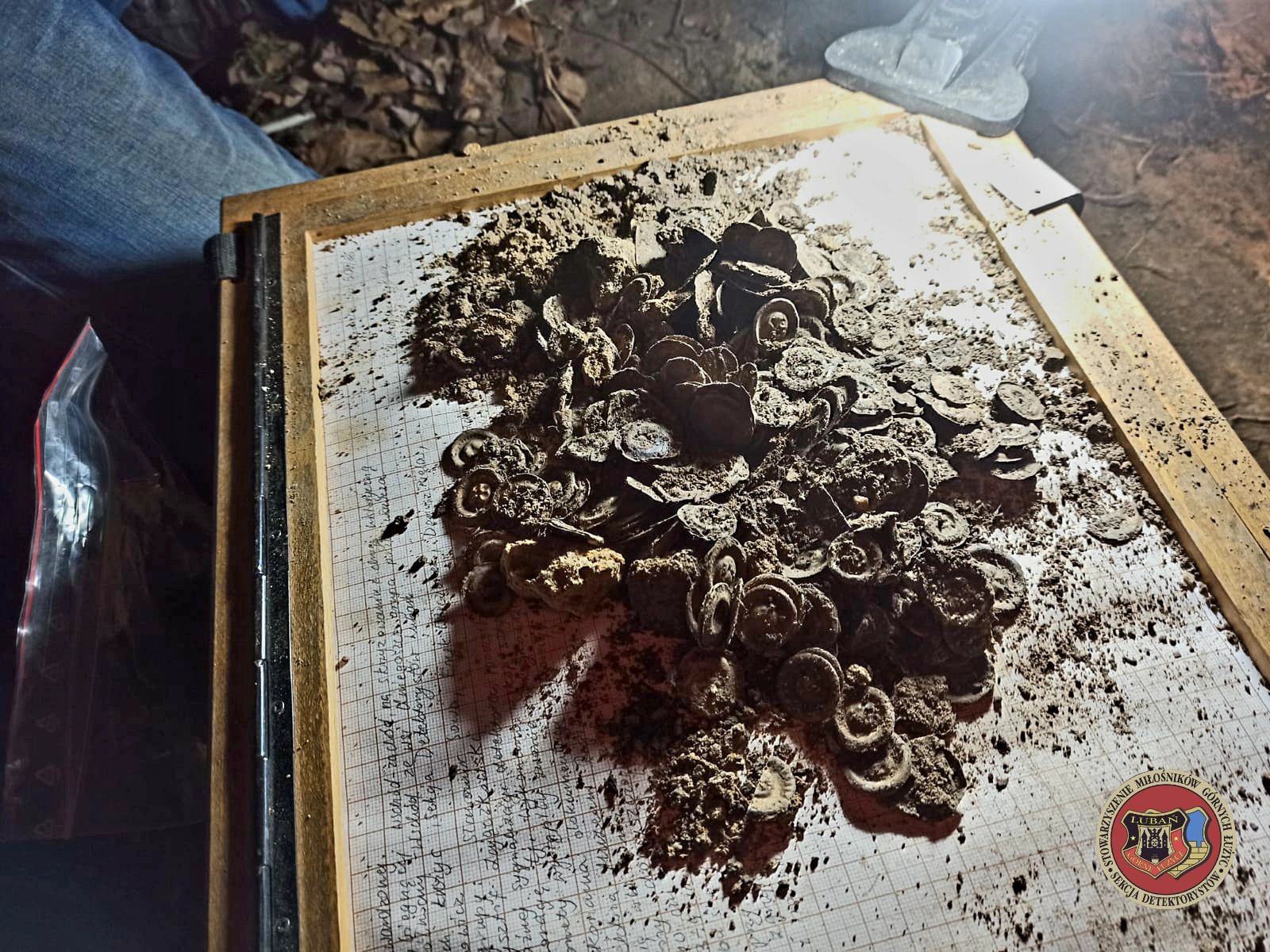 Średniowieczne monety pochodzą prawdopodobnie z XII w. i XIV w.