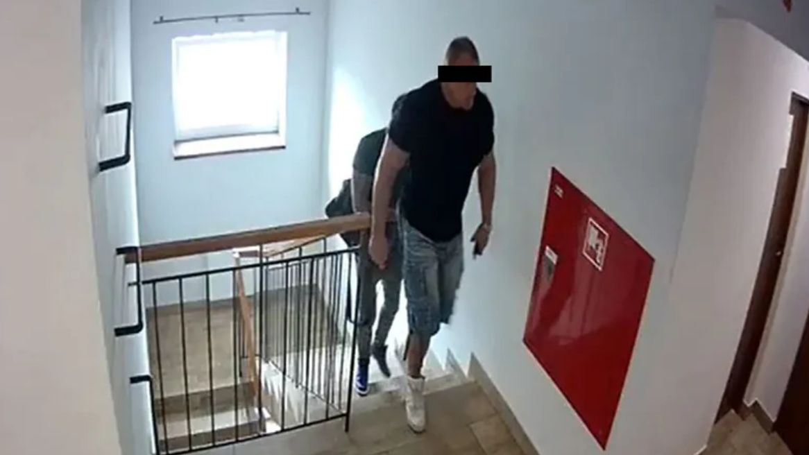 Mariusz P. wchodzi do hostelu w Andrychowie 