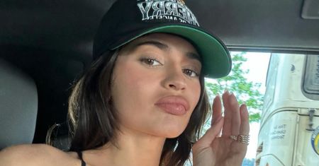 Kylie Jenner pręży się na tarasie w skąpym bikini, prezentując TALIĘ OSY. Fani: "Skąd tyle piękna?" (FOTO)