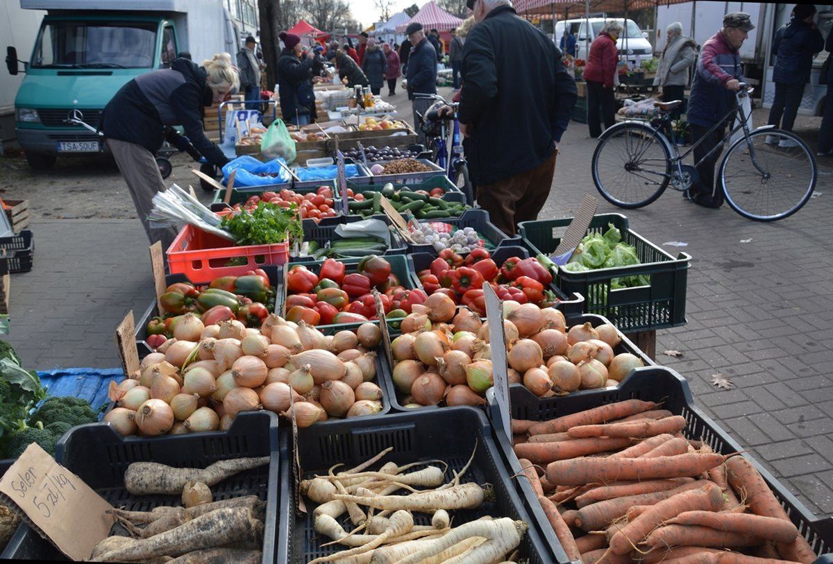 Owoce i warzywa na na placu targowym w Stalowej Woli