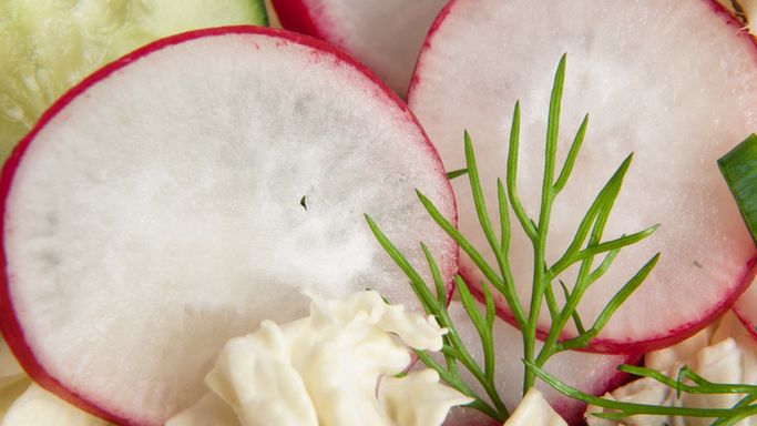 Związki zawarte w rzodkiewkach mogą zaburzać funkcje tarczycy. Jest jednak pewne "ale"