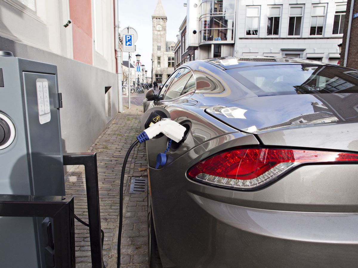 Holendrzy ładują auta elektryczne w domu
