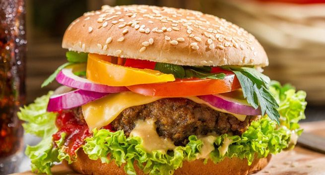 UOKiK skontrolował bary typu fast food. Są kary pieniężne, mandaty i wniosek do sądu