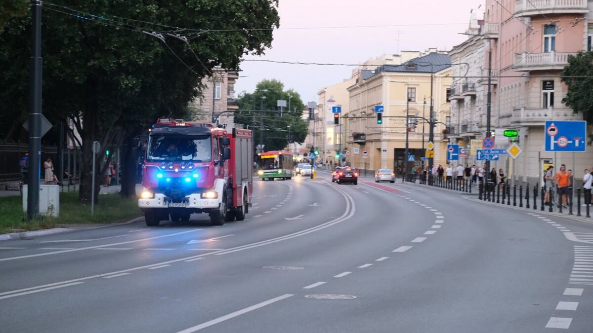 Jadący na interwencję wóz strażacki
