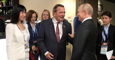 Żona Schroedera poszła do rosyjskiej ambasady. Impreza kosztowała ją posadę