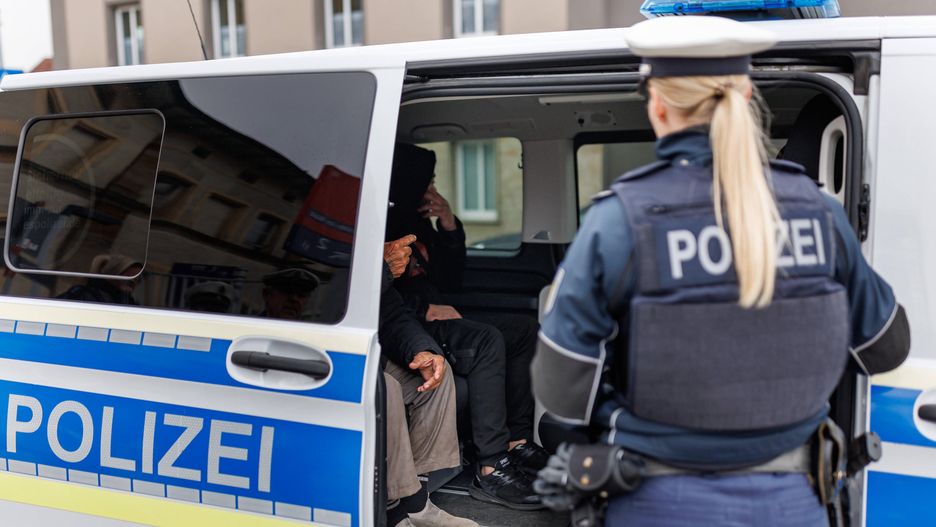 Federal police controls German-Czech border
18 October 2023, Bavaria, Furth im Wald: Migrants sit in a Federal Police vehicle. Photo: Daniel Karmann/dpa 
Dostawca: PAP/DPA
Daniel Karmann
Refugees, bay, Bavaria, Upper Palatinate, Bavarian Forest, Immigration, Entry control, Border control, Passport control, Control, Border, Border traffic, Entry, Czechy, granica, kontrola, migracja, nielegalna, Niemcy, policja, Republika Czeska