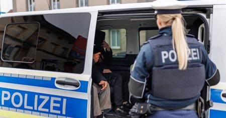 Niemcy deportują migrantów przed wyborami. "9-ciu z nich to przestępcy"