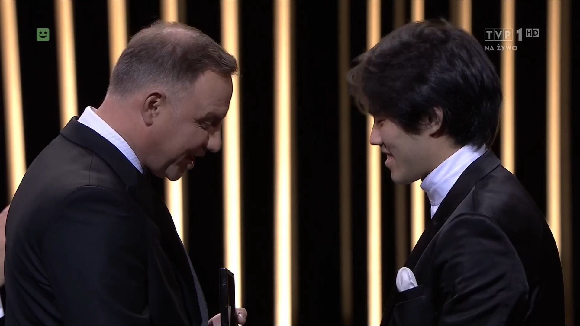 Andrzej Duda gratuluje Bruce'owi (Xiaoyu) Liu, zdobywcy I nagrody w konkursie 