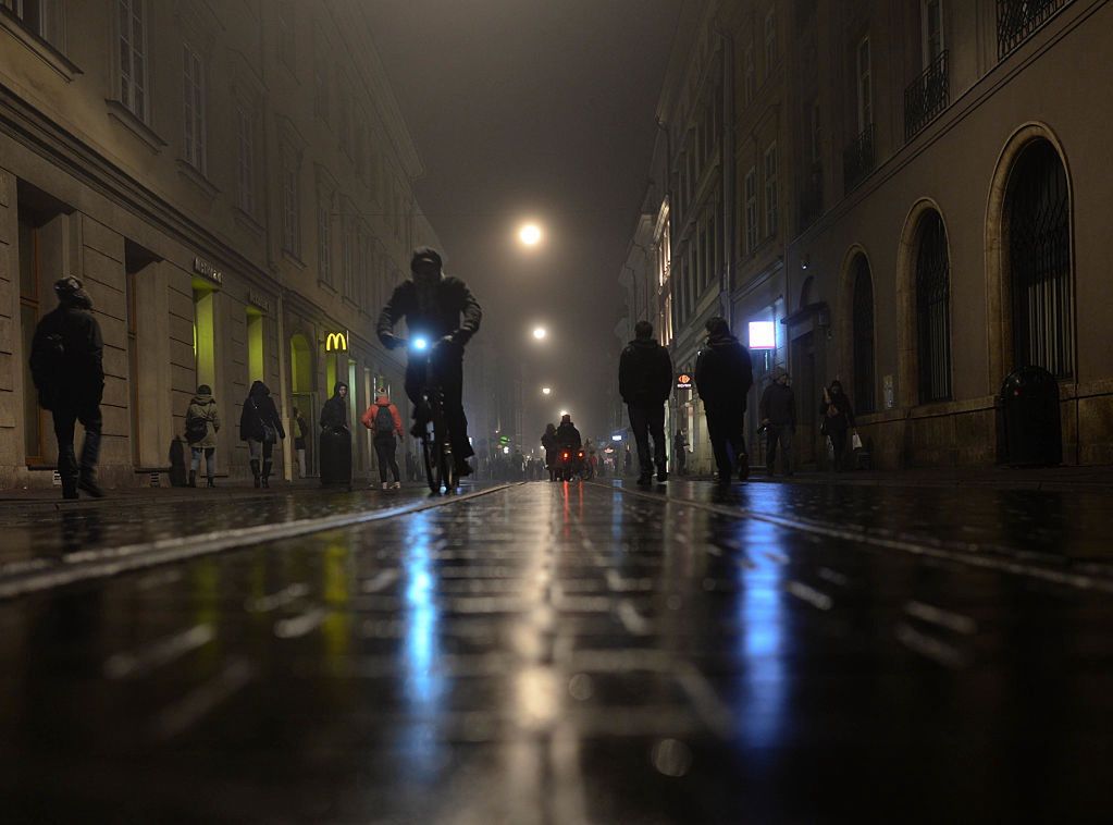 Afera w Krakowie. "Tłum śpiewa, krzyczy, bije się i wymiotuje"