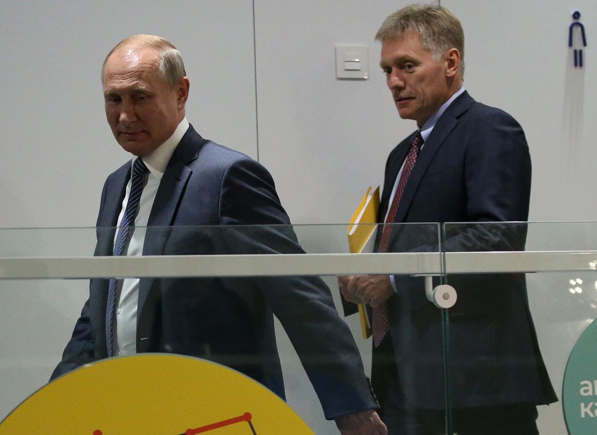Prezydent Rosji Władimir Putin i rzecznik Kremla Dmitrij Pieskow