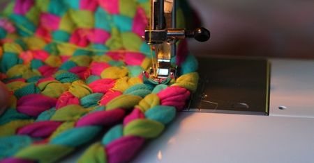 Jesteś fanką DIY? Przyda ci się maszyna do szycia. Teraz od 320 zł