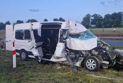 Zablokowana droga na S17. Zderzenie ciężarówki z busem