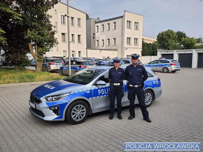 Wrocław. Kobieta zaczęła rodzić w samochodzie. Policjanci stanęli na wysokości zadania