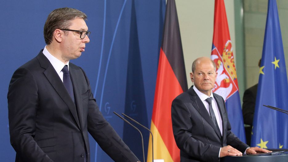 Serbian President Aleksandar Vucic in Germany04 May 2022, Berlin: German Chancellor Olaf Scholz (R) and Serbian President Aleksandar Vucic hold a press conference at the Federal Chancellery after their meeting. Photo: Wolfgang Kumm/dpa Dostawca: PAP/DPA.Wolfgang Kumm
