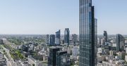 Szyba spadła z najwyższego budynku UE! Trzy samochody zniszczone w środku nocy w centrum Warszawy