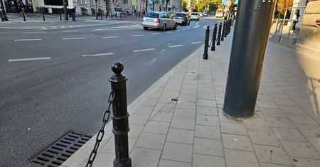 Zjechał na chodnik, by uniknąć kolizji z autobusem, i zniszczył słupki. Nowych nie zamontowano od miesiąca