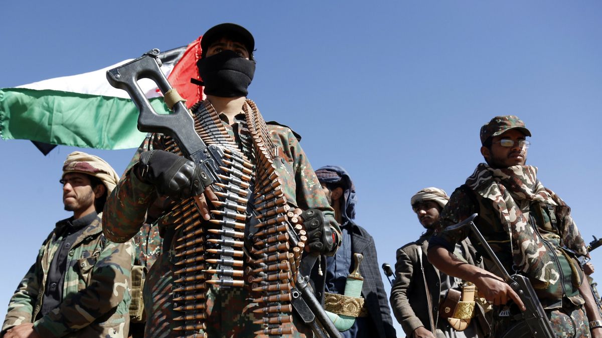 Archiwum zagraniczne East News 2024-01
Houthi fighters and tribesmen stage a rally against the U.S. and the U.K. strikes on Houthi-run military sites near Sanaa, Yemen, on Sunday, Jan. 14, 2024. (AP Photo) Bojownicy Huti