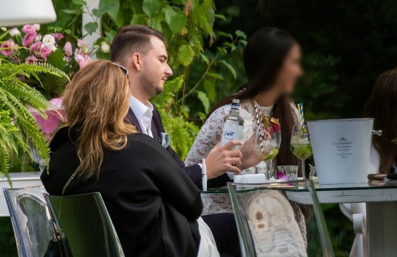 Bartłomiej Misiewicz polewa znajomym "Misiewiczówkę"