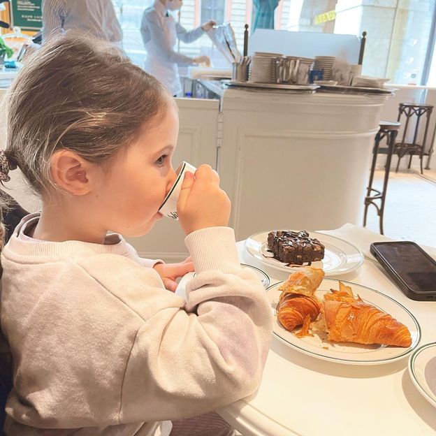 Anna Lewandowska delektuje się z Klarą croissantami od... Ralpha ...