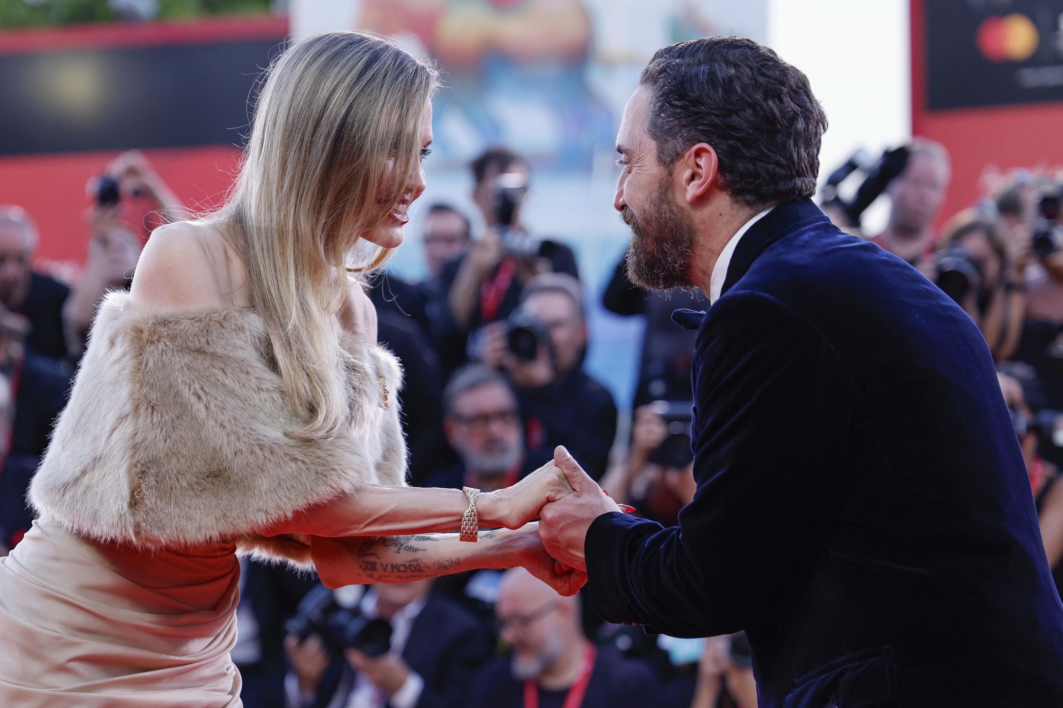 Maria - Premiere - 81st Venice Film Festival
epa11571841 US actor Angelina Jolie (L) and Chilean director Pablo Larrain arrive for the premiere of 'Maria' during the 81st Venice Film Festival, in Venice, Italy, 29 August 2024. The movie is presented in the official competition 'Venezia 81' at the festival running from 28 August to 07 September 2024.  EPA/FABIO FRUSTACI 
Dostawca: PAP/EPA.
FABIO FRUSTACI