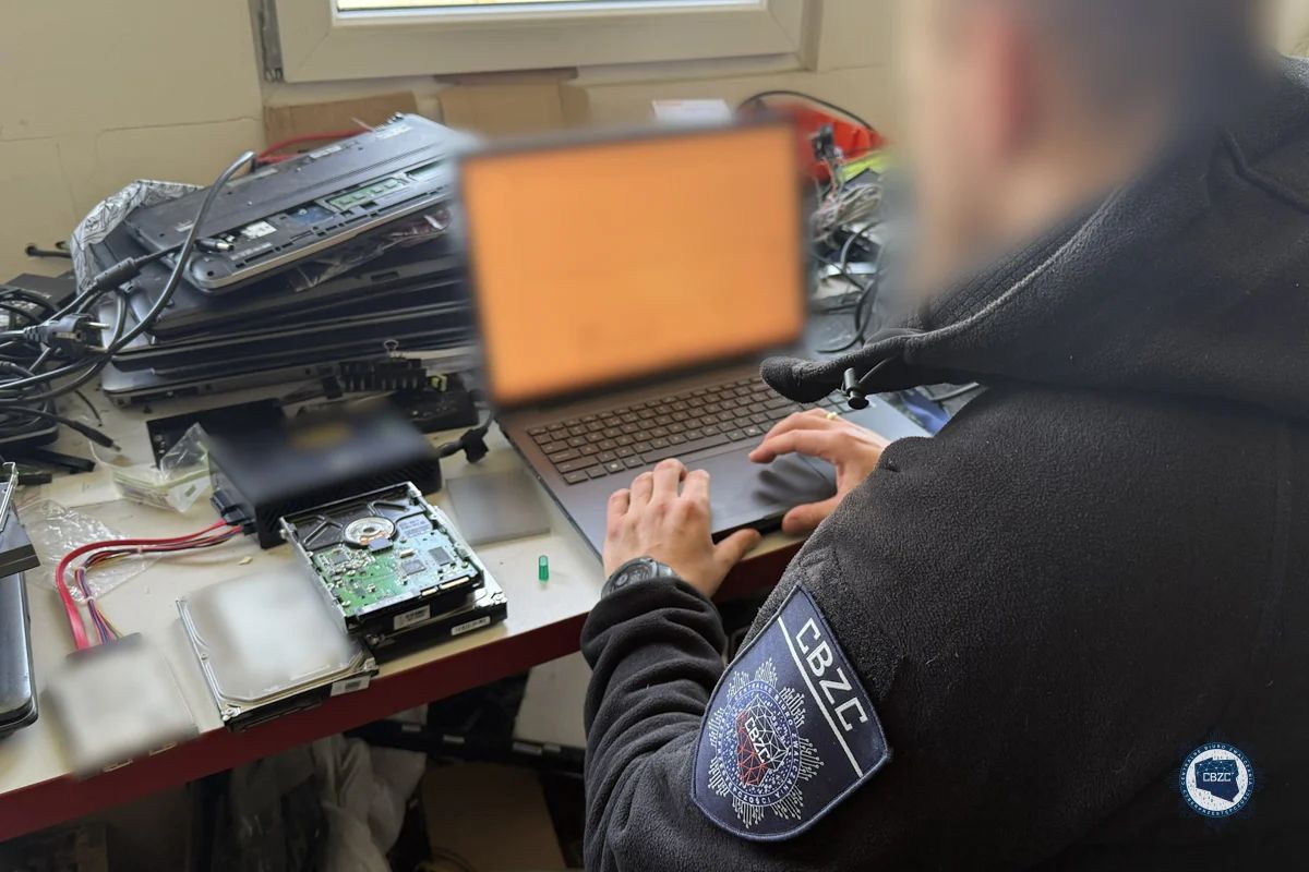 Funkcjonariusze CBZC w trakcie czynności śledczych