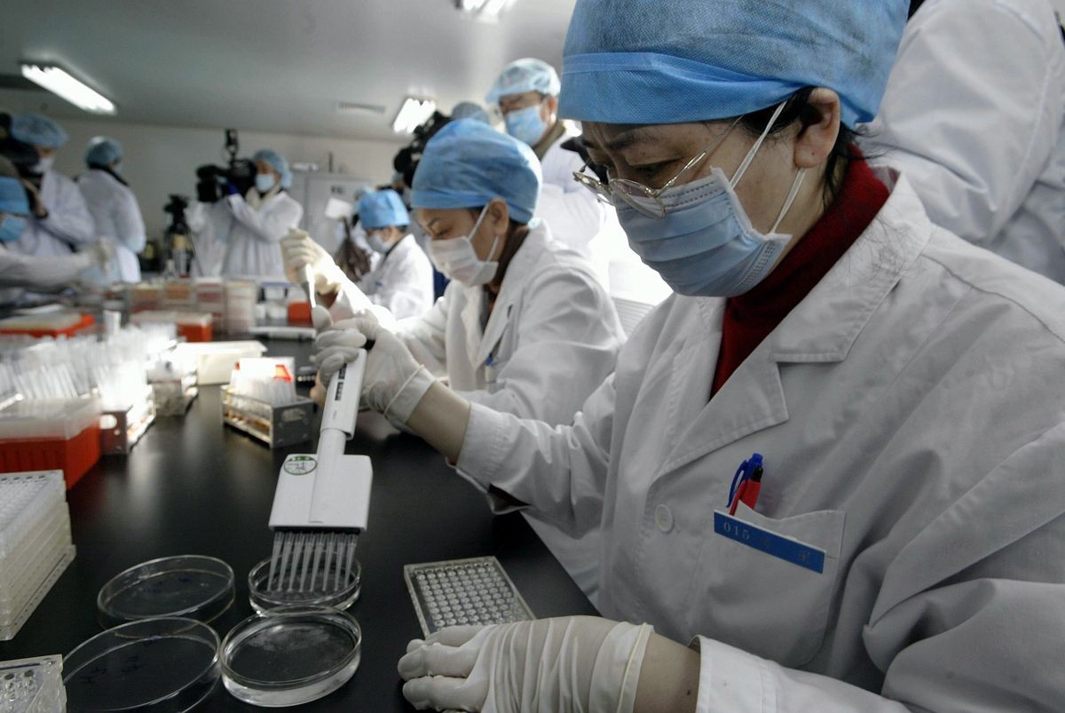 Chińscy naukowcy w szpitalu przed wybuchem pandemii. Raport amerykańskiego wywiadu