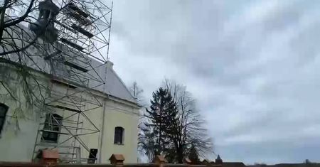Mężczyzna spadł z dachu kościoła w Bądkowie Kościelnym
