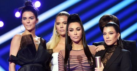 Sztuczna inteligencja pokazała, jak Kardashianki wyglądałyby BEZ OPERACJI PLASTYCZNYCH. Rozpoznalibyście je?