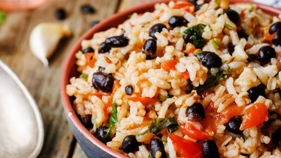 Sałatka ryżowa z kiełbasą