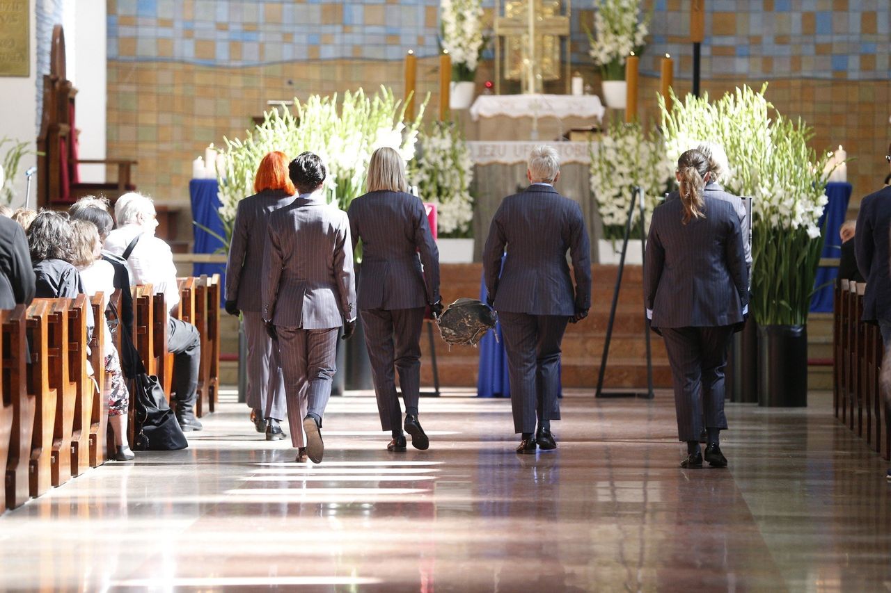 Warszawa: Pogrzeb Stanisława Sojki. Bliscy i przyjaciele żegnają legendarnego artystę. Wzruszająca ceremonia i apel rodziny o pomoc zamiast kwiatów