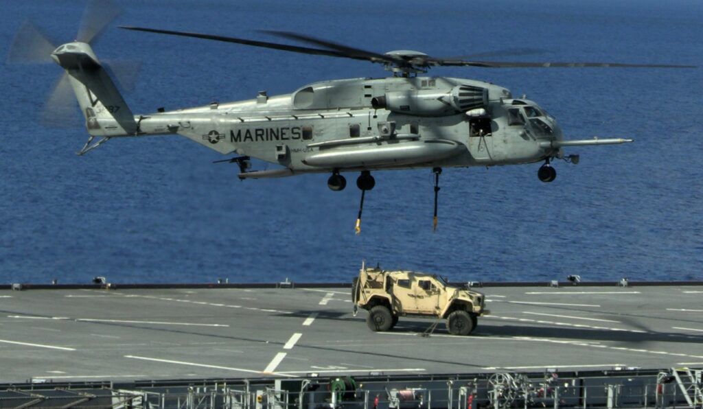 CH-53E zostawia JLTV na pokładzie okrętu bazy USS Miguel Keith