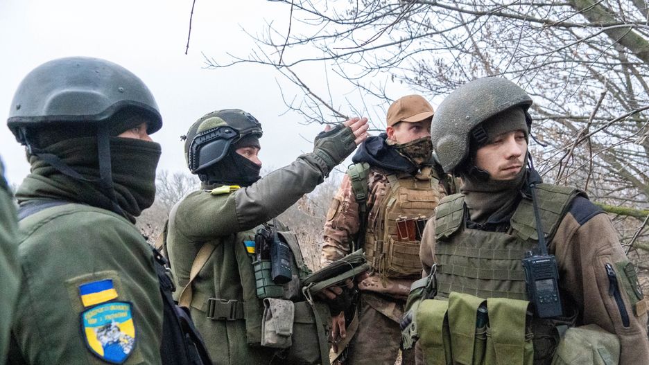 �o�nierze
Ukraina, 11.11.2022. Dow�dca jednostki artylerii przeciwlotniczej jednej z brygad Gwardii Narodowej Ukrainy wyznacza swoim podkomendnym misj� bojow� w obwodzie charkowskim, 11 bm. Trwa inwazja Rosji na Ukrain�. (sko) PAP/Mykola Kalyeniak
Mykola Kalyeniak
inwazja, inwazja rosyjska, obw�d charkowski, sytuacja w Ukrainie, wojna, Wojna na Ukrainie, wojna w Ukrainie, �o�nierz, �o�nierze