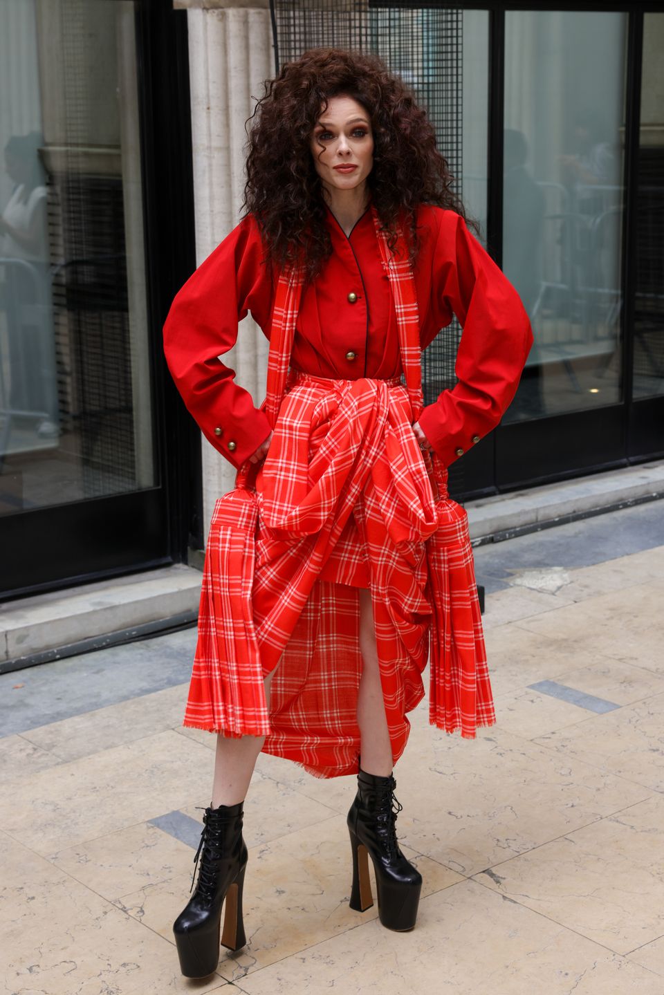 Coco Rocha wykorzystała wąski szalik w stylizacji retro