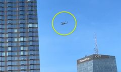 Manewry śmigłowca nad Warszawą. Black Hawk zawisł nad wieżowcem