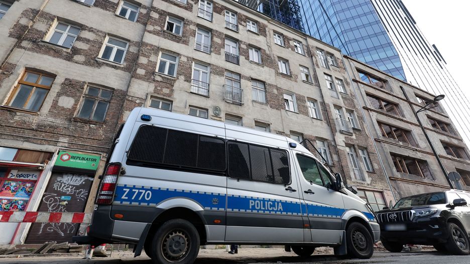 Warszawa, 08.04.2024. Miejsce odnalezienia trzech ciał w pustostanie przy ulicy Grzybowskiej na warszawskiej Woli, 8 bm. Policja w związku ze zdarzeniem zatrzymała sześć osób. Na miejscu trwa dalsze przeszukanie terenu. (amb) PAP/Szymon Pulcyn