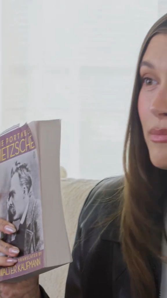 Hailey Bieber pokazała zawartość swojej torebki