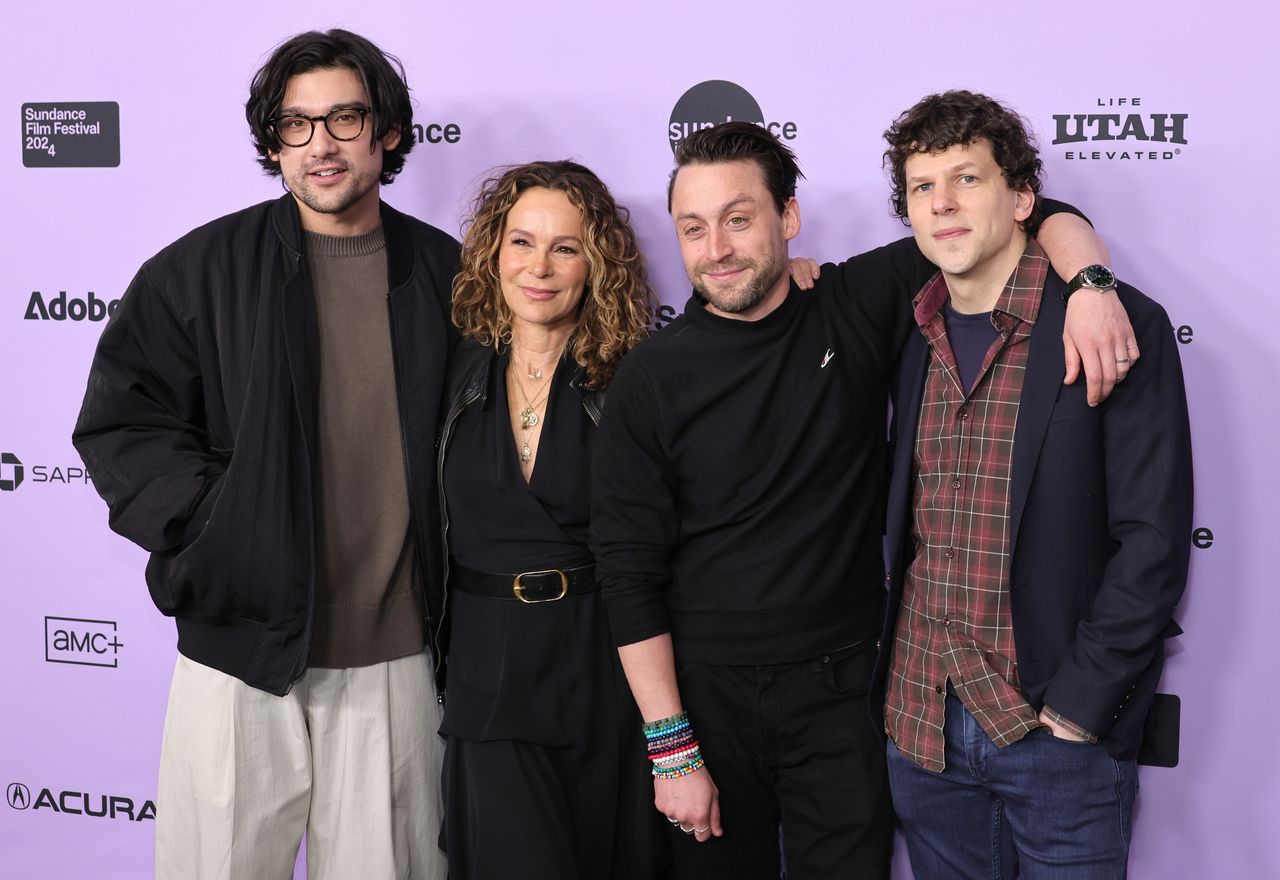 Will Sharpe, Jennifer Grey, Kieran Culkin i Jesse Eisenberg na premierze "A Real Pain" na Sundance Film Festival