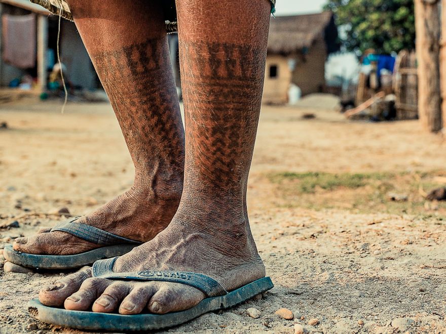 Zdjęcia ostatnich żyjących wytatuowanych kobiet z plemienia Tharu pokazują przemiany Nepalu 9