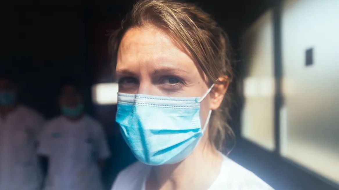 Zdaniem naukowców koronawirus przyspiesza starzenie mózgu nawet o 10 lat.