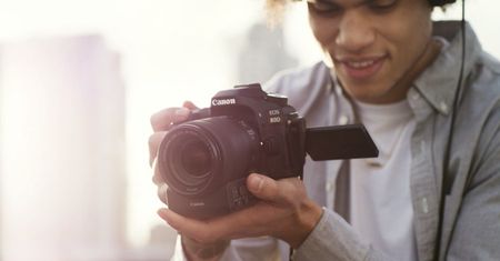 Canon wciąż stabilnie na rynku aparatów premium. Czy ma się z czego cieszyć?