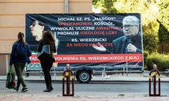 Margot. Ksiądz poręczył za aktywistkę LGBT, teraz komentuje wymierzony w niego baner