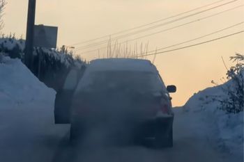 Jechał z otwartymi drzwiami, bo nie odśnieżył szyb. Policja reaguje