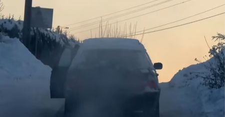 Jechał z otwartymi drzwiami, bo nie odśnieżył szyb. Policja reaguje