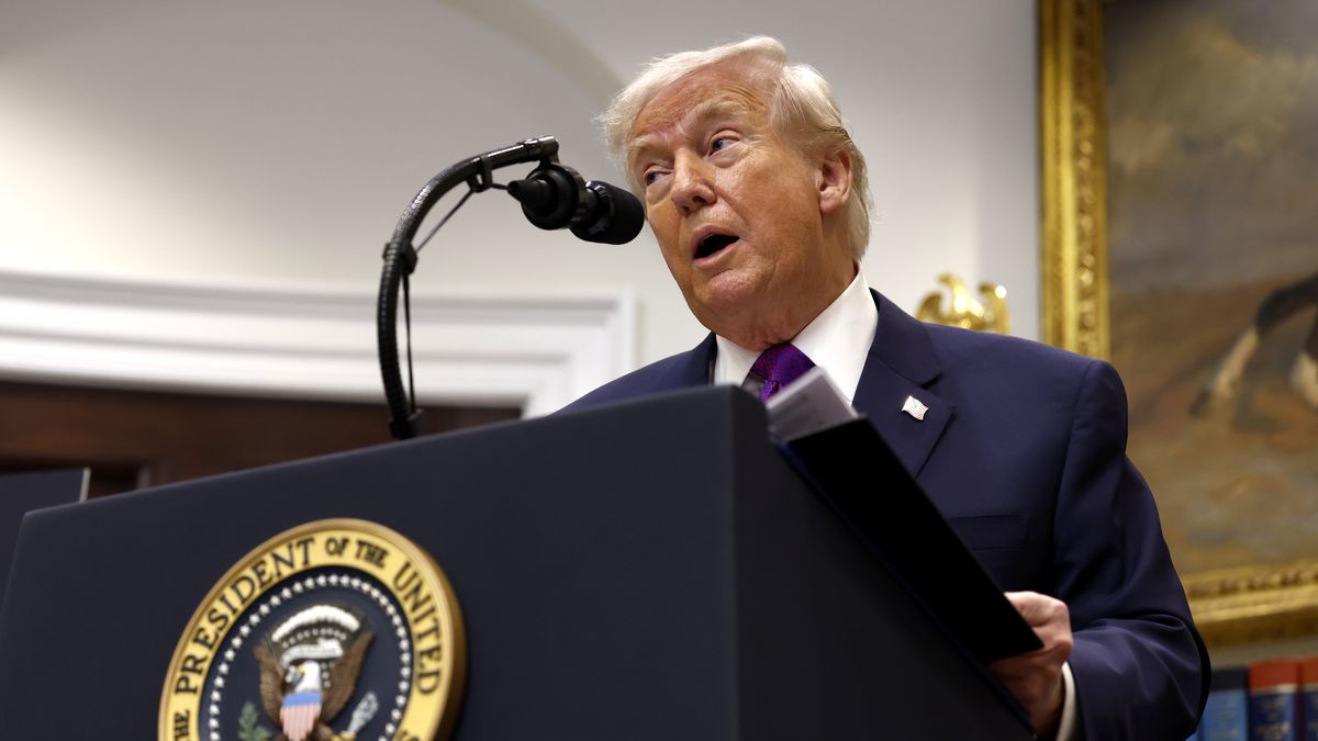 US President Trump makes announcement on greenhouse gas regulations
epa12732356 US President Donald Trump, joined by Environmental Protection Agency (EPA) Administrator Zeldin, speaks in the Roosevelt Room at the White House in Washington, DC, USA, 12 February 2026. President Trump announced that his administration is revoking EPA's 2009 'endangerment finding,' a landmark move that rescinds the agency's primary legal authority to regulate greenhouse gas emissions under the Clean Air Act.  EPA/WILL OLIVER / POOL 
Dostawca: PAP/EPA.
WILL OLIVER / POOL
US president, Roosevelt Room, White House, Environmental Protection Agency, public health, climate change, greenhouse gas emissions